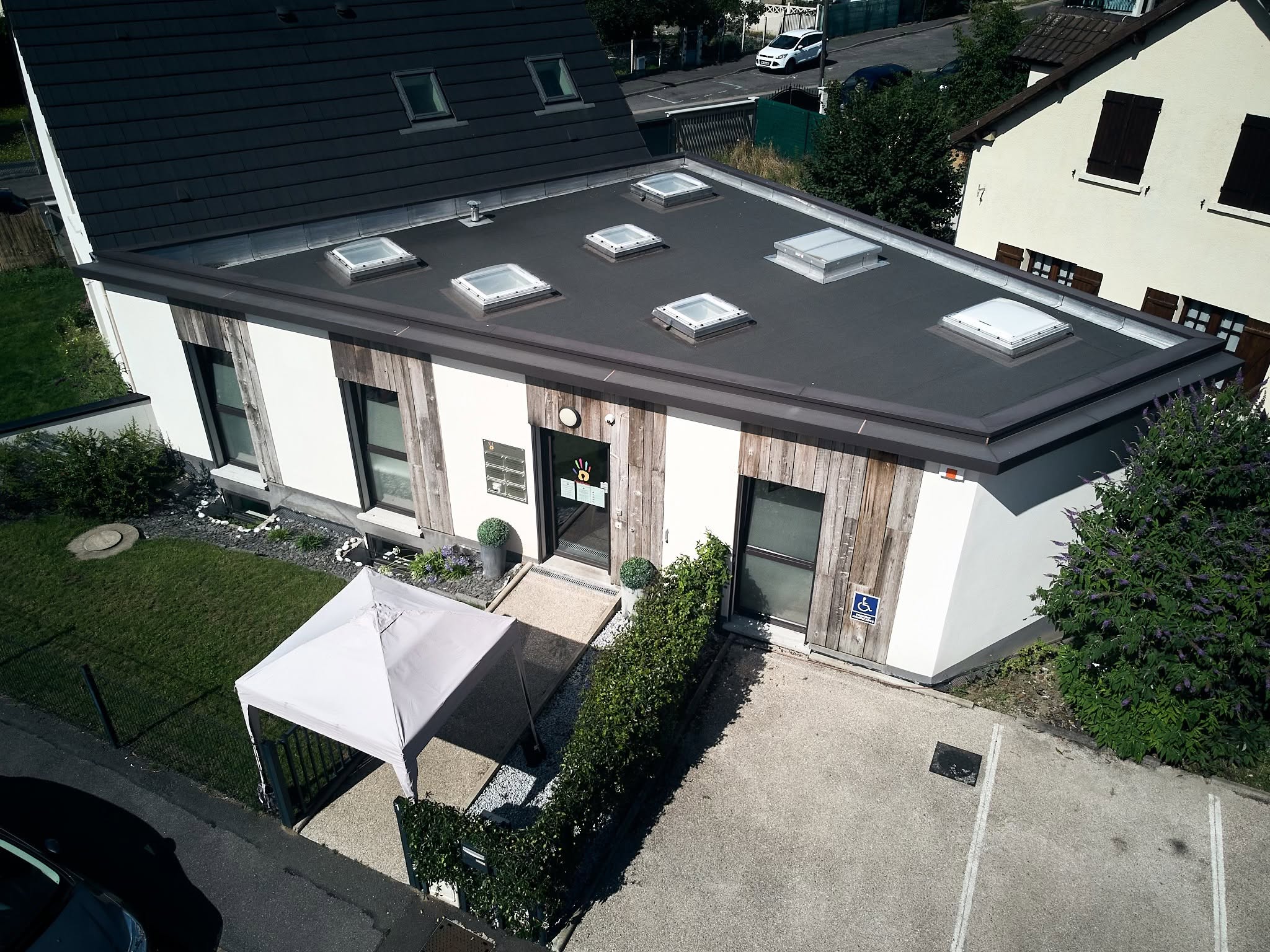 Vue aérienne du bâtiment et des accès extérieurs